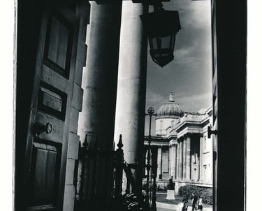An analogue black and white picture of Trafalgar Square, London. Author: Slawek Dejneka