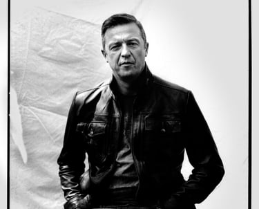 A portrait of a sitting man in a studio. Cretor: Slawek Dejneka
