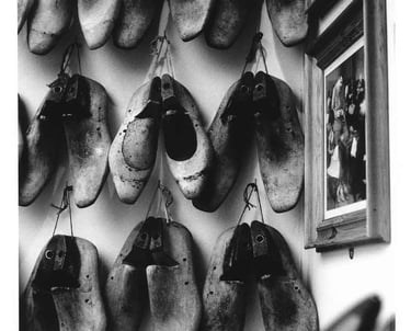 The cobbler's display in London. A silver-gelatine analogue print.