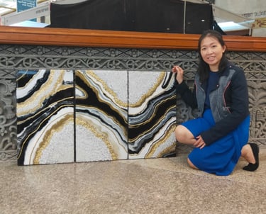 Yoshi Resin Art menampilkan karya geode resin art eksklusif dengan kombinasi warna hitam, emas, dan 