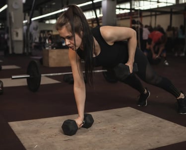 mulher fazendo flexão de braço com peso