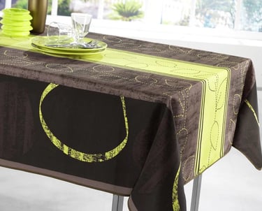 une table avec une nappe motifs fleur anis vert