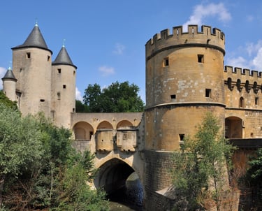 Vue extérieure de la Porte des Allemands à Metz, monument médiéval imposant composé de tours fortifiées, créneaux et mâchicou