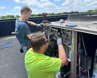 Power Plus Technicians replacing a rooftop air conditioner for the Subway restaurant in Mansion Mall Poplar Bluff, MO