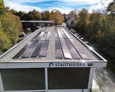 flachdach ost-west solarmodule montage stadtwerke warstein