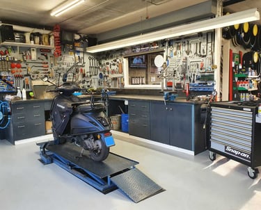 De werkplaats van Otto's Tweewielershop.