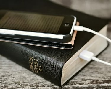 Libro grueso y cubierta depieloscura enchufado a un movil