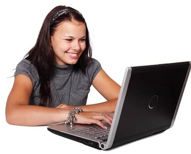 Chica feliz ssonriendo delante del portatil sin fondo