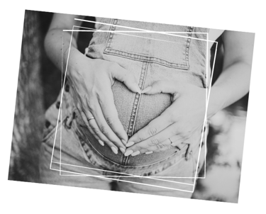 manos con forma de corazón en barriga de embarazada