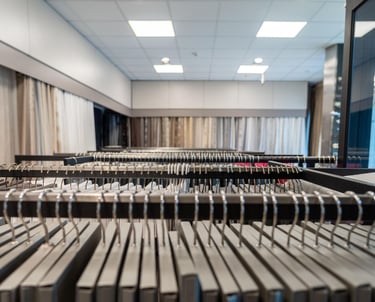 Užuolaidų salone esantys užuolaidų pavyzdžiai