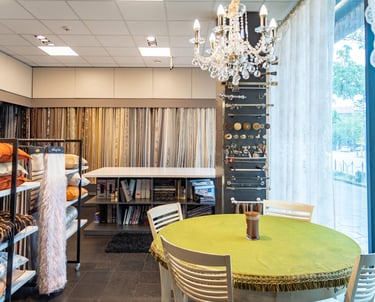 Užuolaidų salono interjeras, užuolaidų audiniai ir dekoratyvinės pagalvėlės