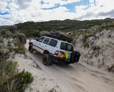 4x4 Land Cruiser op een ruig zandpad richting de kust