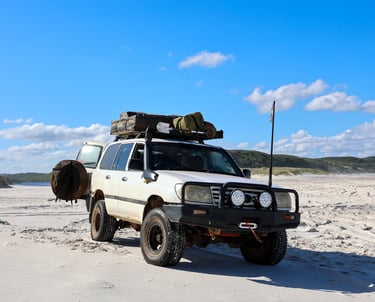 Toyota Land Cruiser 4x4 rijdend over een afgelegen strand in de outback van West Australië