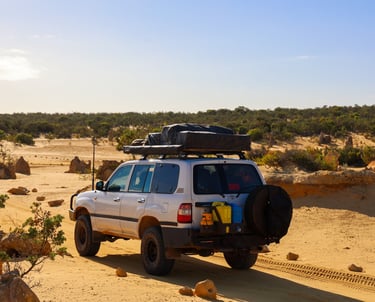 Toyota Land Cruiser 4x4 rijdend over een afgelegen zandpad in de outback van West Australië