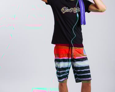 Camiseta Bla Artes preta com modelo