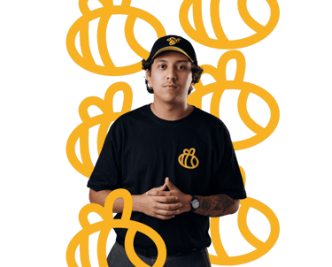 Imagem do diretor e CEO, Enzo, cercado de abelhas