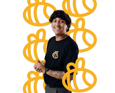 Imagem do diretor e CEO, Enzo, cercado de abelhas.