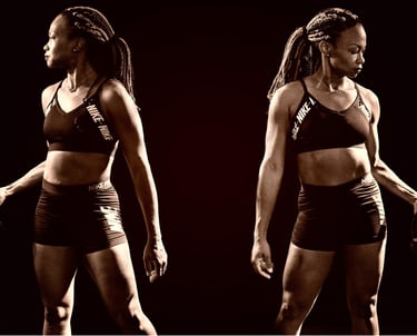 Une jeune femme porte un kettlebell
