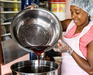 Une jeune femme guyanaise réalise un jus local