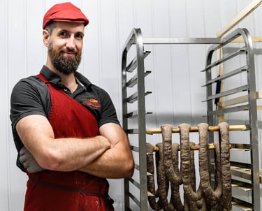Le boucher est fier de ses saucisses