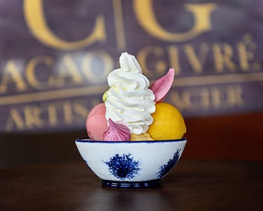 une coupe glacée avec de la crème chantilly