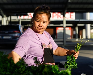 Une femme asiatique prépare ses légumes au marché