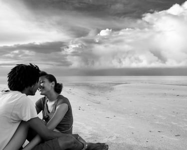 Portrait couple sur la plage en Guyane