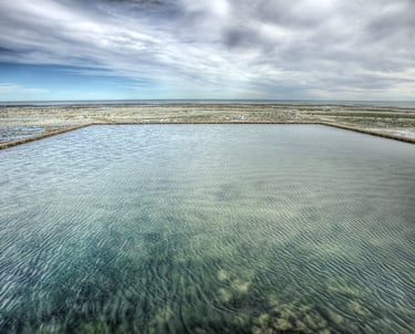 Un bassin devant la mer