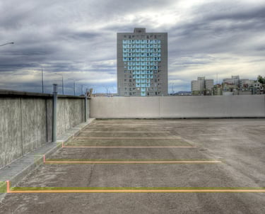 Un immeuble et un parking en Patagonie