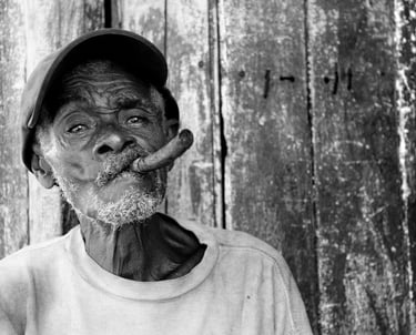 Vieil homme cubain fume son cigare