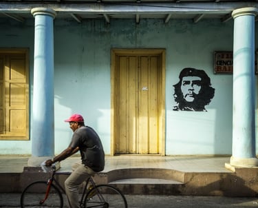 Un vélo passe de vant le dessin de Che Guevara - Cuba