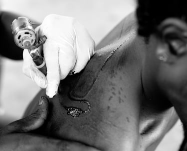 Portrait jeune homme noir tatouage