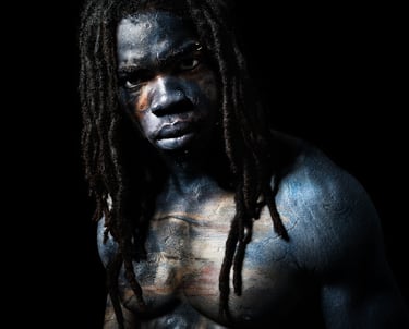 Portrait jeune homme noir peinture tribale