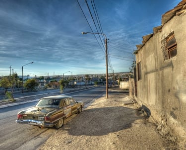 Une voiture stationnée dans une rue en Patagonie