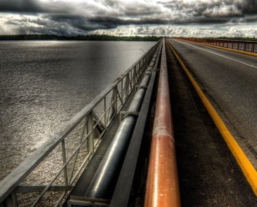 Le pont de Cayenne en Guyane par temps d'orage