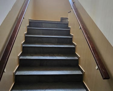 Vistoria das escadas e saídas de emergência