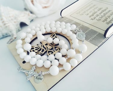 Sidabrinis baltas personalizuotas rožančius iš akmenukų pirmosios komunijos proga.