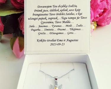 Sidabrinis pakabukas angeliukas dėžutėje su individualiu sveikinimu krikštynų proga