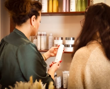 Beratung zu passenden Pflegeprodukten für Haarverlängerungen. Echthaarverlängerungen, Haartressen.