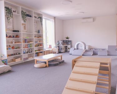 Gimtadienio šventė vaikui žaidimų kambaryje su Montessori žaislais