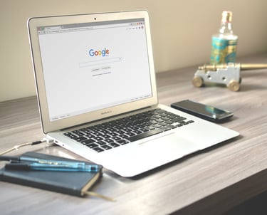 Laptop en un escritorio mostrando la página de inicio de Google