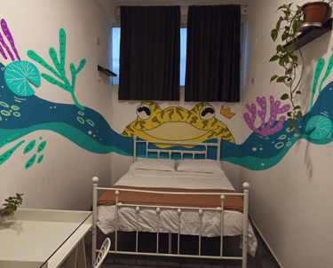 ציור קיר בהוסטל ובית מלון