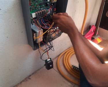 Juruelektrik Suasana memasang breaker untuk keselamatan elektrik rumah.