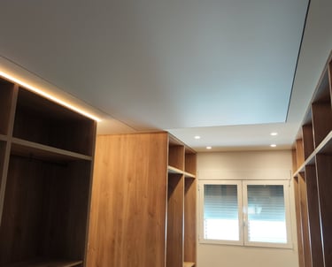 Iluminación regulable con techo tensado LED en vivienda privada de Alberique, Valencia