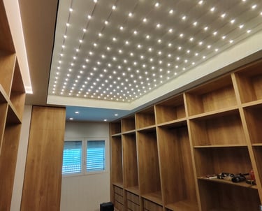 Detalle de techo tensado semitranslúcido con módulos LED integrados en vestidor