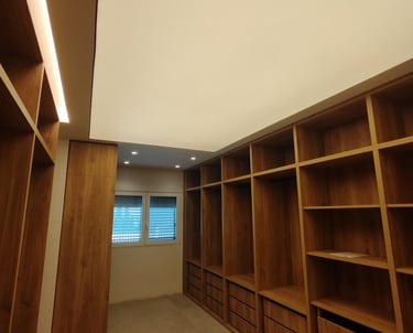 Instalación de techo tensado translúcido con iluminación LED en vestidor residencial