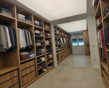 Techo tensado luminoso en vestidor de vivienda privada en Alberique, Valencia