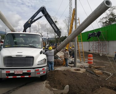 Un camión con una grúa y equipo especial para instalacion de ingenieria electrica