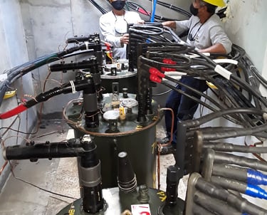 un grupo de hombres haciendo suministro de transformadores tipo sumergible