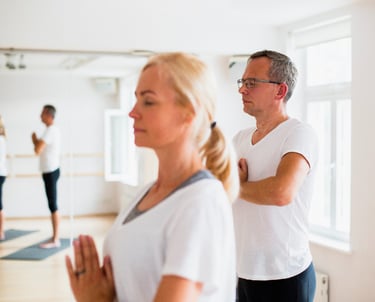 élèves faisant exercices de yoga
